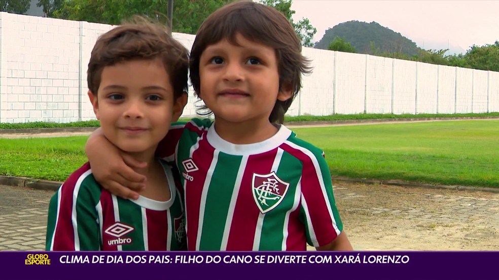 Lorenzo, filho de Cano, e o xar&aacute; em treino do Fluminense &mdash; Foto: &Aacute;lvaro Sant'Anna