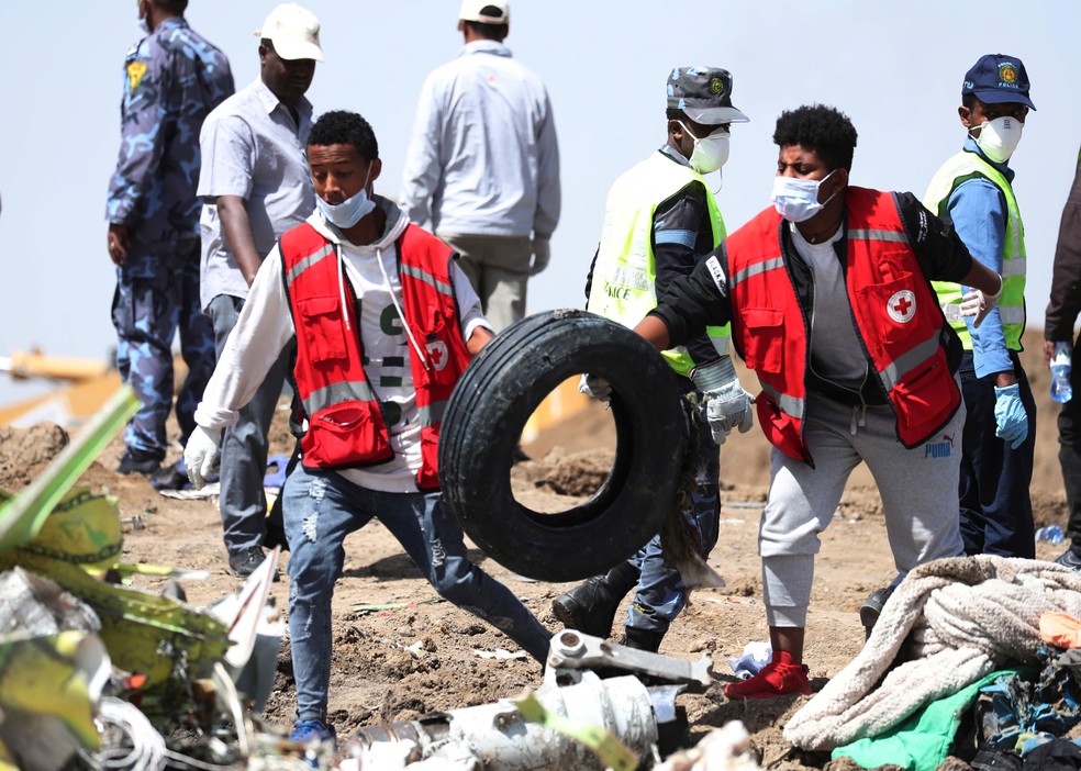 Equipe com investigadores retira nesta segunda-feira (11) pneu do local do acidente com voo da Ethiopian Airlines Bishoftu  â€” Foto: Tiksa Negeri/ Reuters