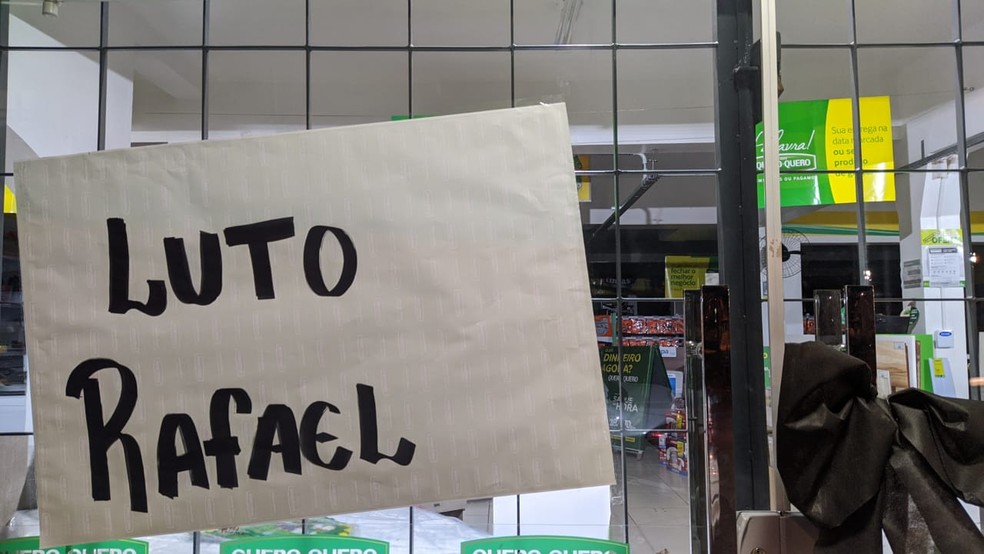 Mensagens de luto foram colocadas pela cidade de Planalto — Foto: Juliano Castro/RBS TV