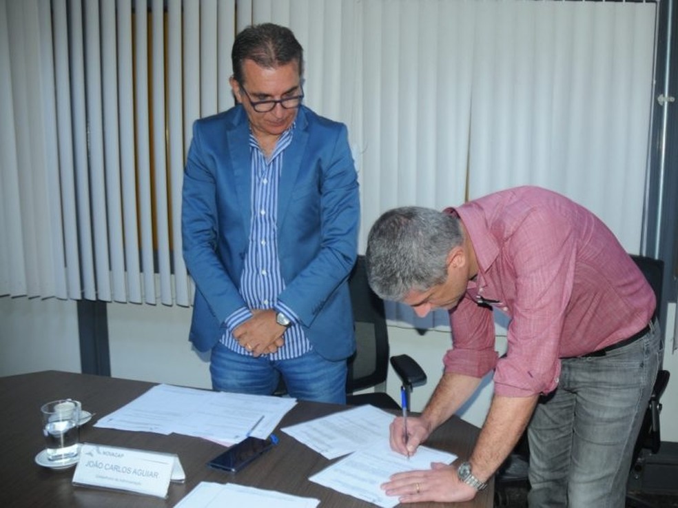 Luciano Carvalho de Oliveira assina nomeação na Novacap, no começo do governo Ibaneis Rocha (MDB), em imagem de arquivo — Foto: Novacap/Divulgação 