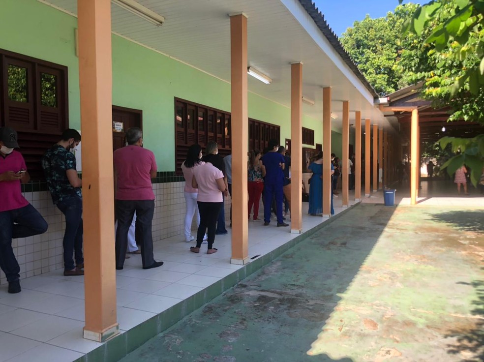 Vacinação do grupo ocorre nesta quarta-feira (7) na Escola Marechal Humberto Castelo Branco — Foto: Ana Paula Xavier/Rede Amazônica