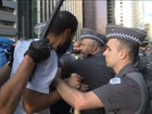 MTST divulga vídeo que mostra policial guardando objeto de sem-teto