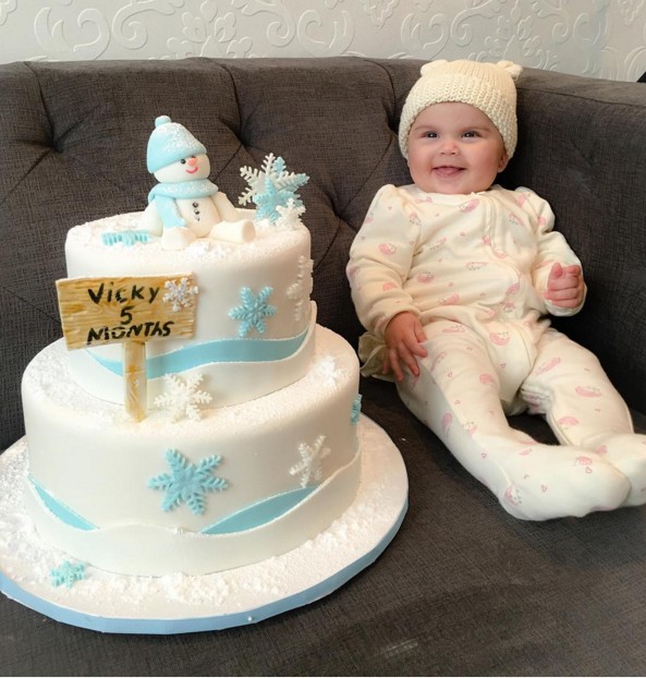 Vicky: 5 meses de vida e um bolo Frozen para comemorar (Foto: Reprodução - Instagram)