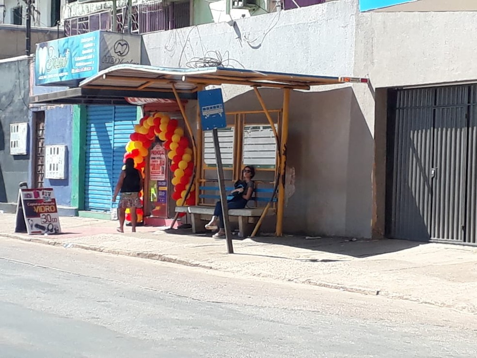 Estudante de psicologia Ester Amália usou a parada de ônibus como ponto de espera de carona. (Foto: Pedro Bentes/G1)