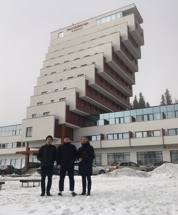 O trio em frente ao prédio do Panorama Hotel, localizado na cidade de Vysoké Tatry, na Eslováquia  (Foto: Molchat Doma / Reprodução)