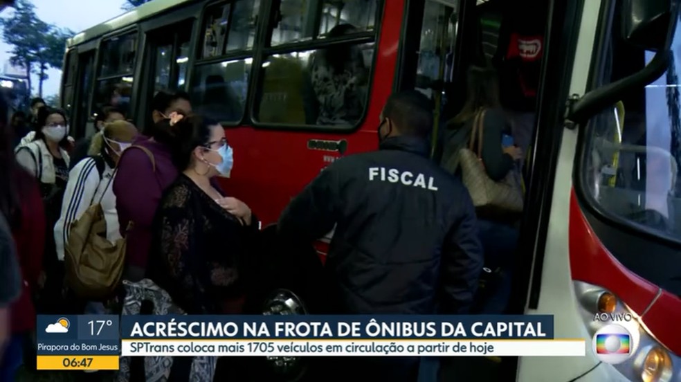 Fiscal controla a entrada de passageiros em ônibus no Terminal Tatuapé nesta quarta-feira (10) — Foto: Reprodução/TV Globo