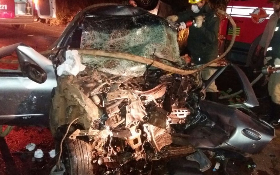 Segundo PM, um dos veÃ­culo fez uma ultrapassagem e bateu de frente com o outro (Foto: Corpo de Bombeiros/DivulgaÃ§Ã£o)