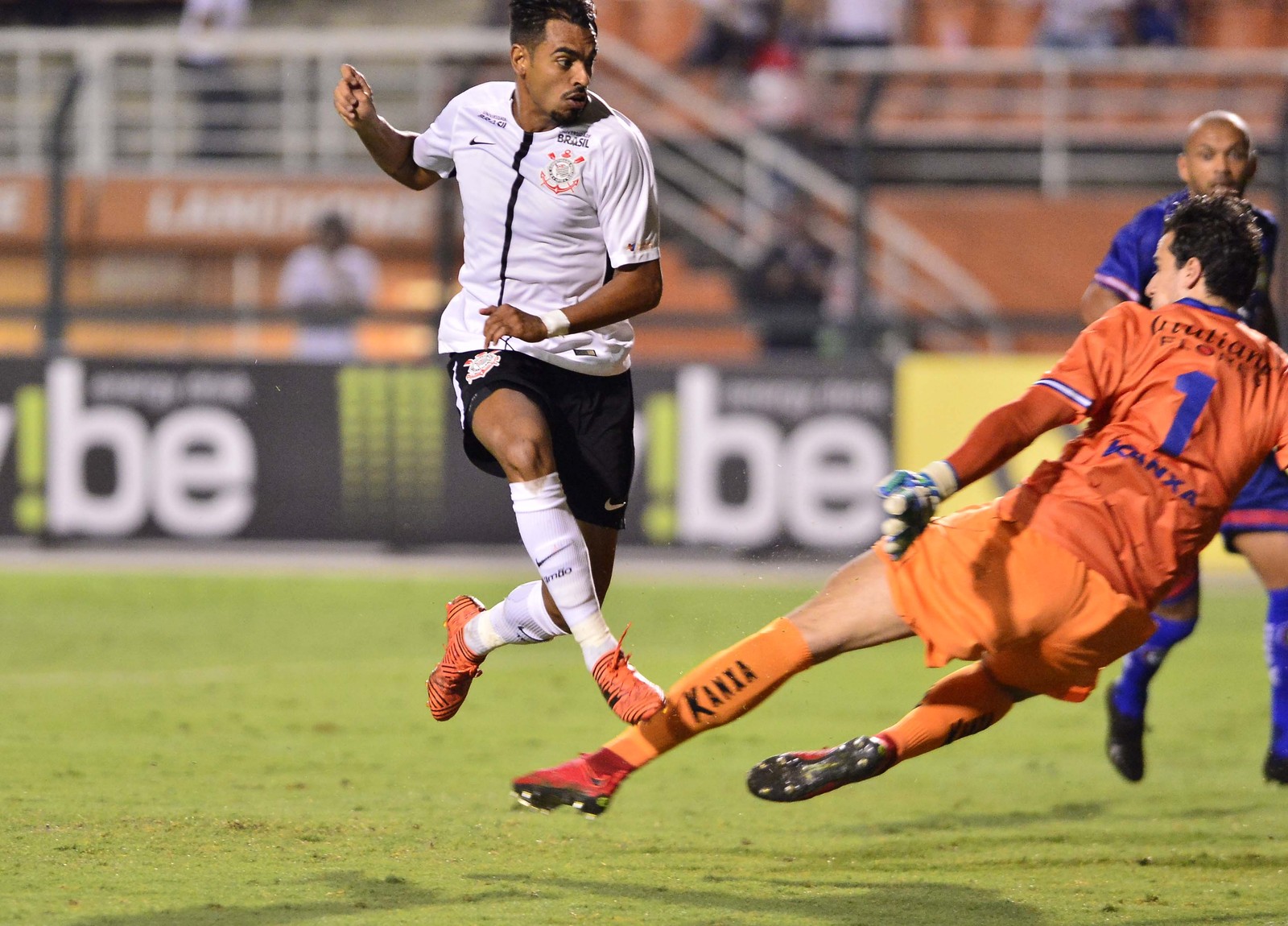 Opinião: Júnior Dutra encaixa no time e precisa ser titular do Corinthians