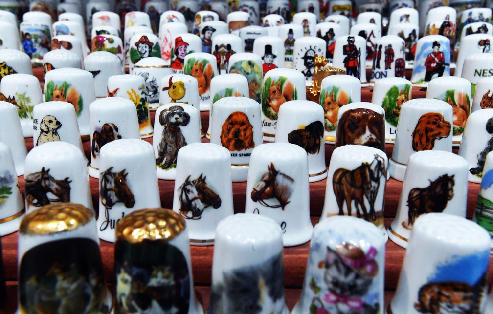Dedais temáticos de animais em exposição na Hungria (Foto: Zoltan Mathe/MTI via AP)