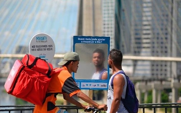 Campanha com espelhos chama a atenção para poluição de rio em SP (Foto: Reprodução/Instagram @sabespcia)