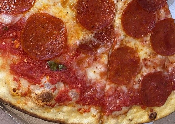 Pizza comida por Kylie Jenner durante quarentena (Foto: Instagram)