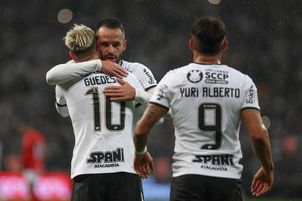 Róger Guedes, Renato Augusto e Yuri Alberto comemoram gol do Corinthians contra o Atlético-GO — Foto: Marcello Zambrana/AGIF