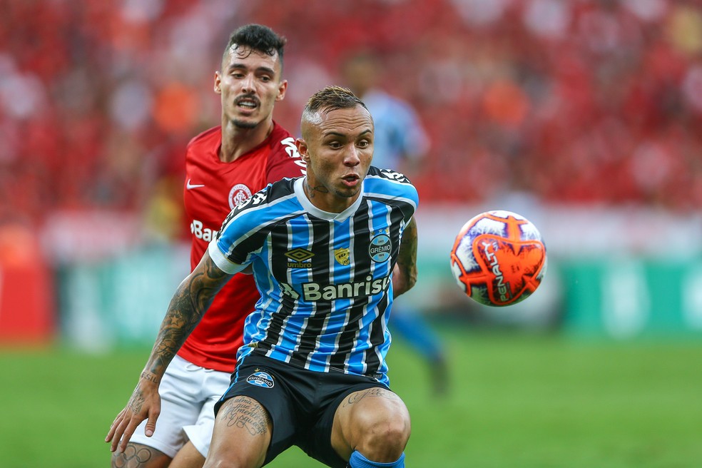 Everton deu trabalho a Zeca pela direita — Foto: Lucas Uebel/Grêmio