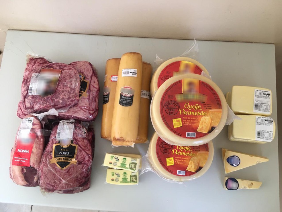 Produtos furtados foram recuperados e devolvidos ao supermercado &mdash; Foto: Pol&iacute;cia Militar