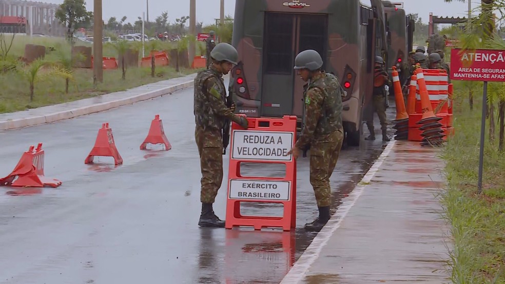 Militares do Exército chegam à área externa da Penitenciária Federal de Brasília — Foto: TV Globo/Reprodução