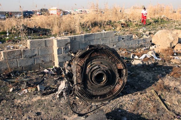 BBC - Destroços de um dos motores da aeronave que caiu logo depois de decolar do aeroporto internacional de Teerã (Foto: EPA via BBC)