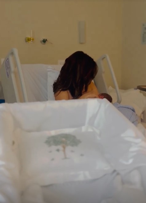 Fernanda Vasconcellos surge em amamentando o filho Romeo em hospital (Foto: reprodução/ Instagram)