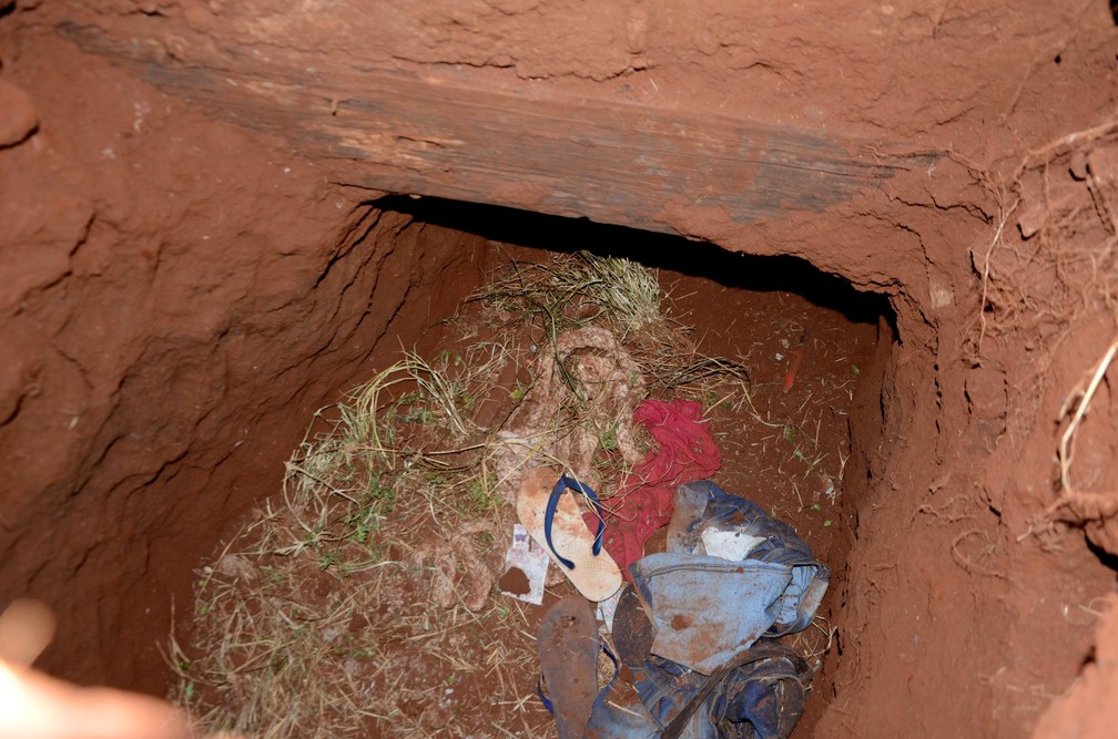 Roupas são vistas na entrada de um túnel na prisão de Pedro Juan Caballero, no Paraguai, por onde dezenas de presos fugiram na manhã deste domingo (19) — Foto: Marciano Candia/AP