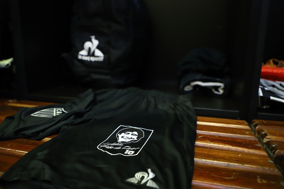 Atlético jogou contra o Botafogo estampando rosto de Maradona (falecido no mesmo dia) no calção — Foto: Pedro Souza/Atlético-MG 
