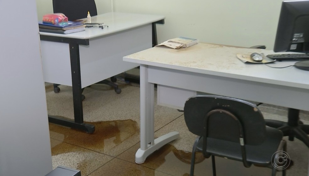 Unidade de Saúde de Bauru tem atendimentos suspensos após inundação — Foto: TV TEM/Reprodução