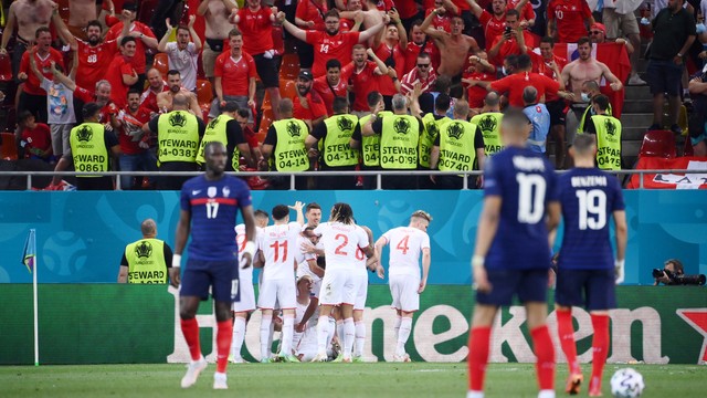 Jogadores da Suíça durante comemoração de gol contra a França