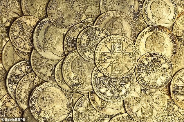 Moedas de ouro descobertas sob piso de cozinha de casa do século 18  (Foto: Spink & Son)