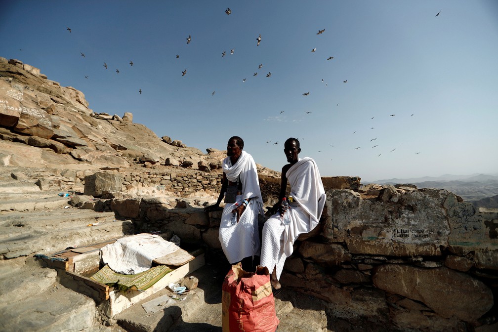 Peregrinos muçulmanos da Somália descansam enquanto escalam o Monte Al-Noor, onde os muçulmanos acreditam que o profeta Maomé recebeu as primeiras palavras do Alcorão através de Gabriel na caverna de Hera, antes da peregrinação anual Haj na cidade sagrada de Meca, no sábado, 18 de agosto (Foto: Zohra Bensemra/Reuters)