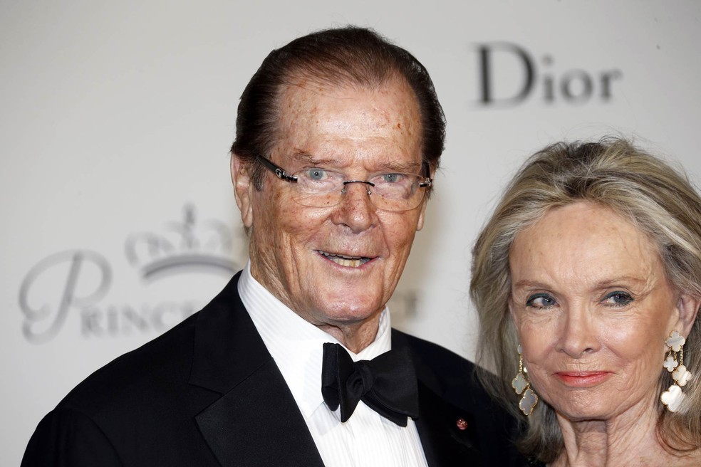 Roger Moore posa acompanhado de sua mulher, Cristina Tholstrup, na chegada para a festa de gala do Princess Grace Awards em Mônaco, em setembro de 2015 (Foto: Valery Hache/AFP/Arquivo)