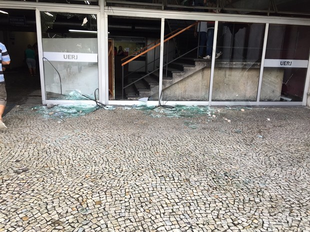 Obras interditam parte do estacionamento no Campus Maracanã - UERJ