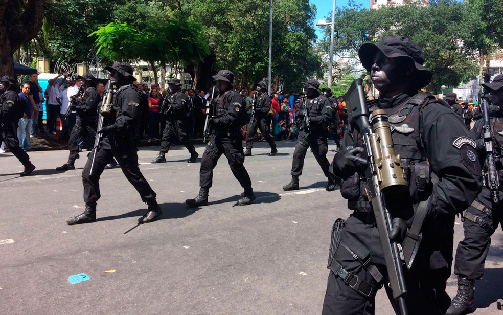Tropas desfilam no 7 de setembro em Salvador (Foto: Henrique Mendes/G1)