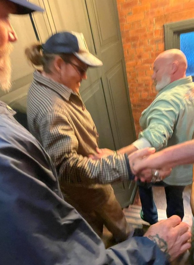 Johnny Depp horas antes do veredito em um bar de Newcastle, Inglaterra (Foto: Reprodução Twitter)