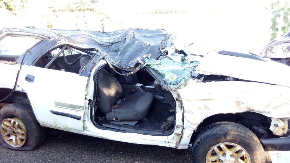 Casal morreu depois de carro capotar na PR-575, emTapira (Foto: PRE/DivulgaÃ§Ã£o)