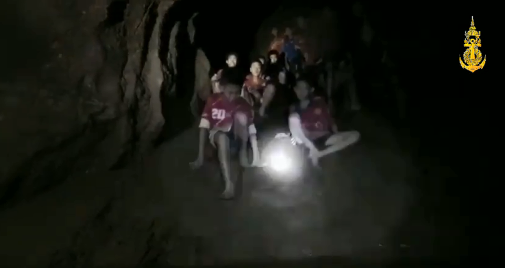 Vídeo da Marinha da Tailândia mostra jovens isolados em caverna durante o resgate (Foto: Marinha da Tailândia/Reprodução/Facebook)