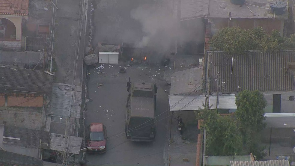 PM faz operação no Morro da Serrinha, na Zona Norte do Rio, na manhã desta quinta-feira (8) — Foto: Reprodução