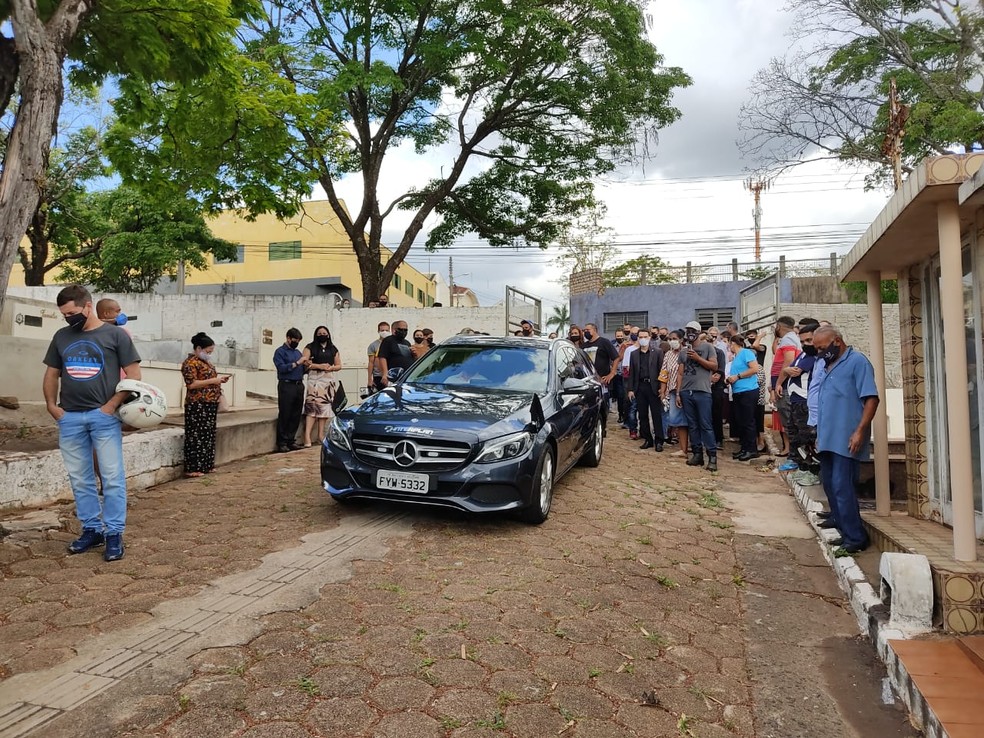 Corpo do policial militar Daniel Alves de Lima foi sepultado na tarde desta terça-feira (20), em Presidente Prudente — Foto: Aline Costa/G1