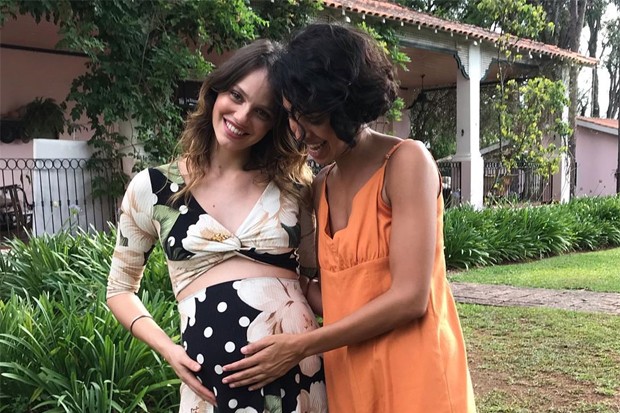 Laura Neiva ganha carinho na barriga de Bela Gil (Foto: Reprodução/Instagram)