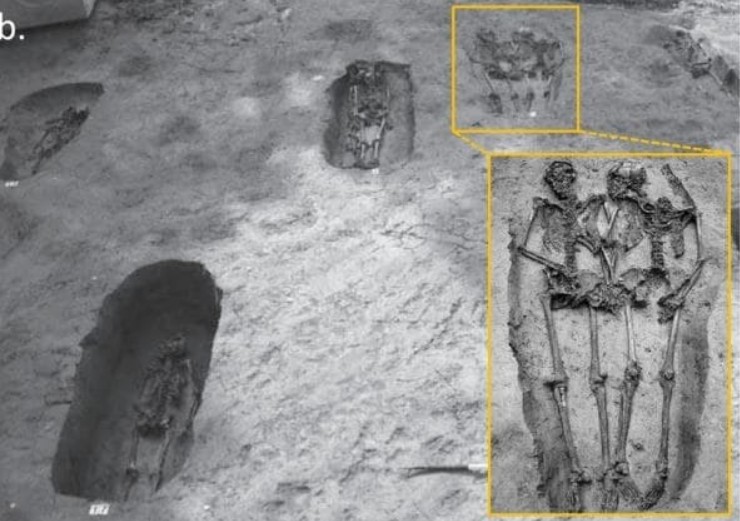 Casal de esqueletos foi descoberto em 2009, durante uma obra na cidade de Modena, na Itália.  (Foto: Reprodução Archeomodena)