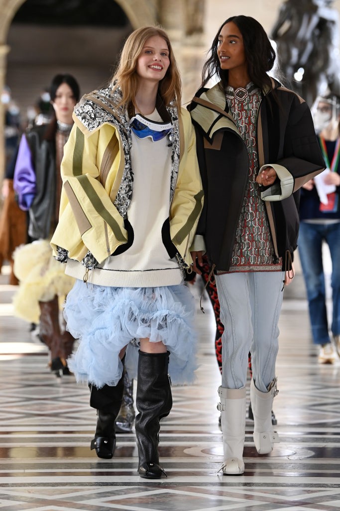 Louis Vuitton e seu híbrido futurista de alfaiataria, sportwear e festa (Foto: Getty)