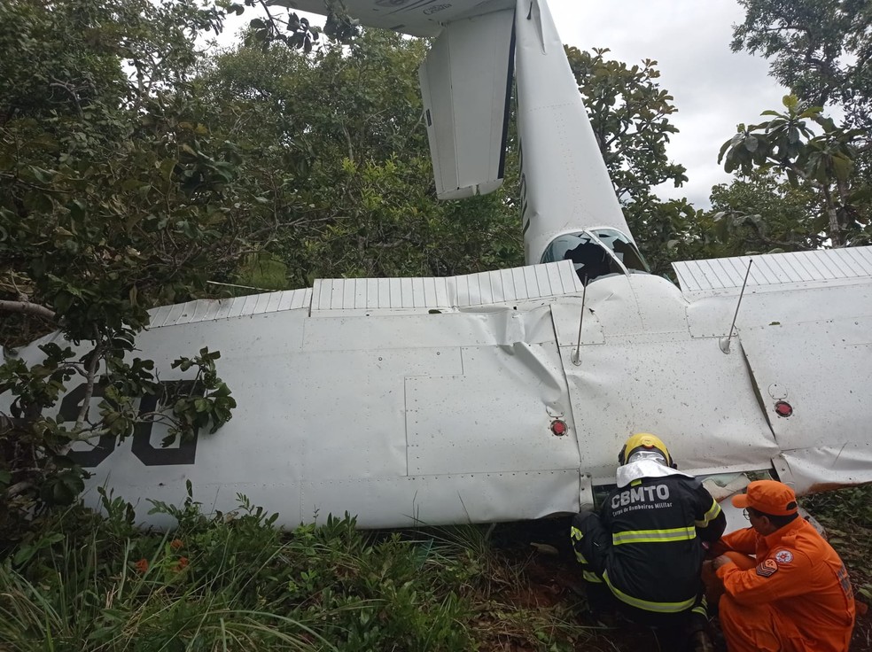 Momento em que equipes socorriam o piloto em Luzimangues — Foto: Divulgação/Bombeiros