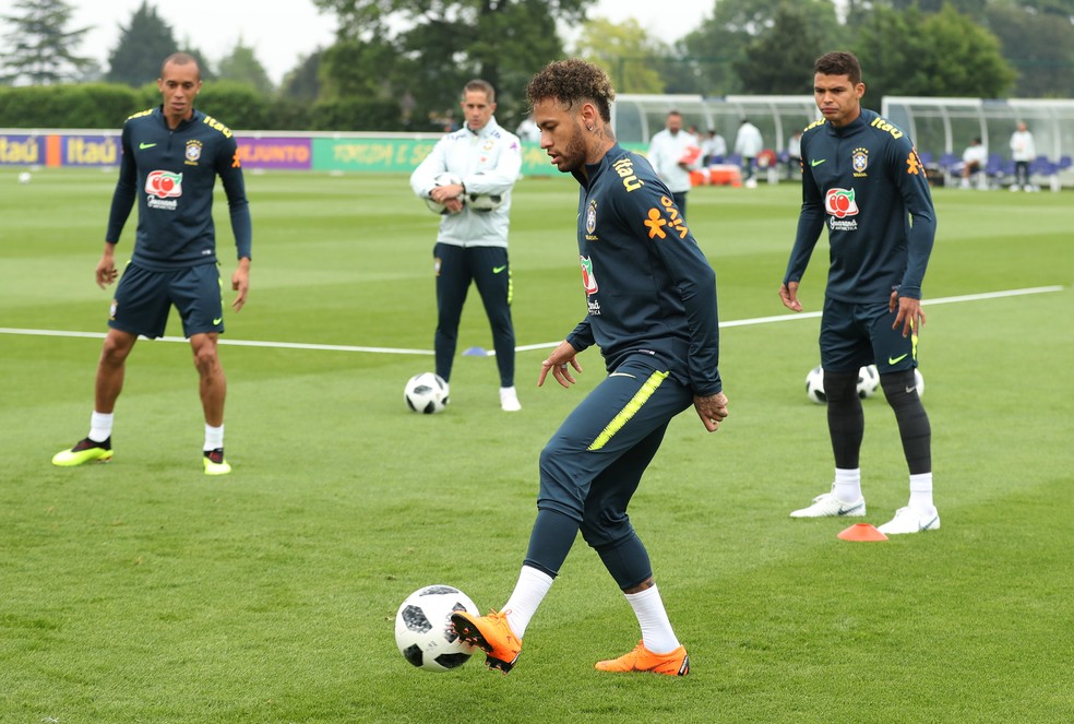 Neymar no treino da seleÃ§Ã£o brasileira em Londres (Foto: Peter Cziborra / Reuters)