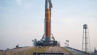 O foguete do Sistema de Lançamento Espacial (SLS) se prepara para o lançamento do Artemis I — Foto: Divulgação