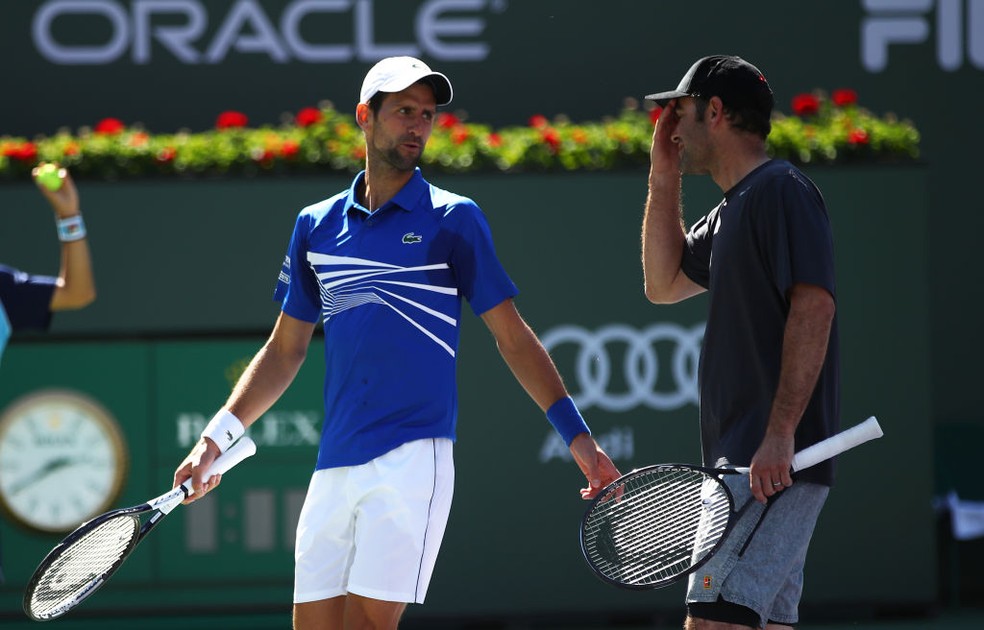 Djokovic e Sampras fazem jogo amistoso em Indian Wells — Foto: Clive Brunskill/Getty Images