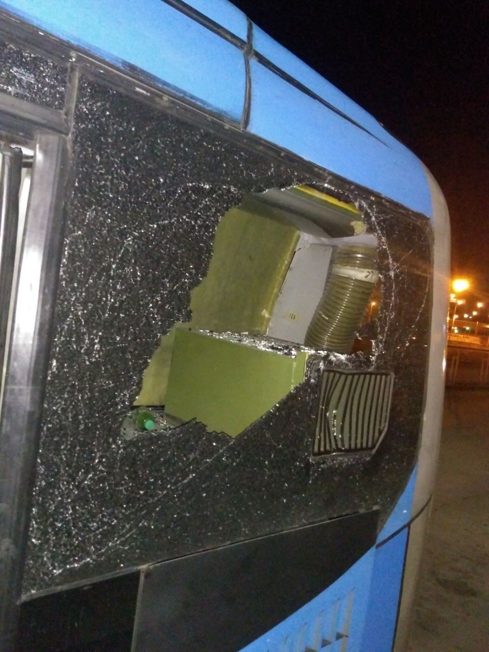 Articulados tiveram os vidros traseiros quebrados por vÃ¢ndalos que voltavam de um baile (Foto: ReproduÃ§Ã£o / Consorcio BRT)