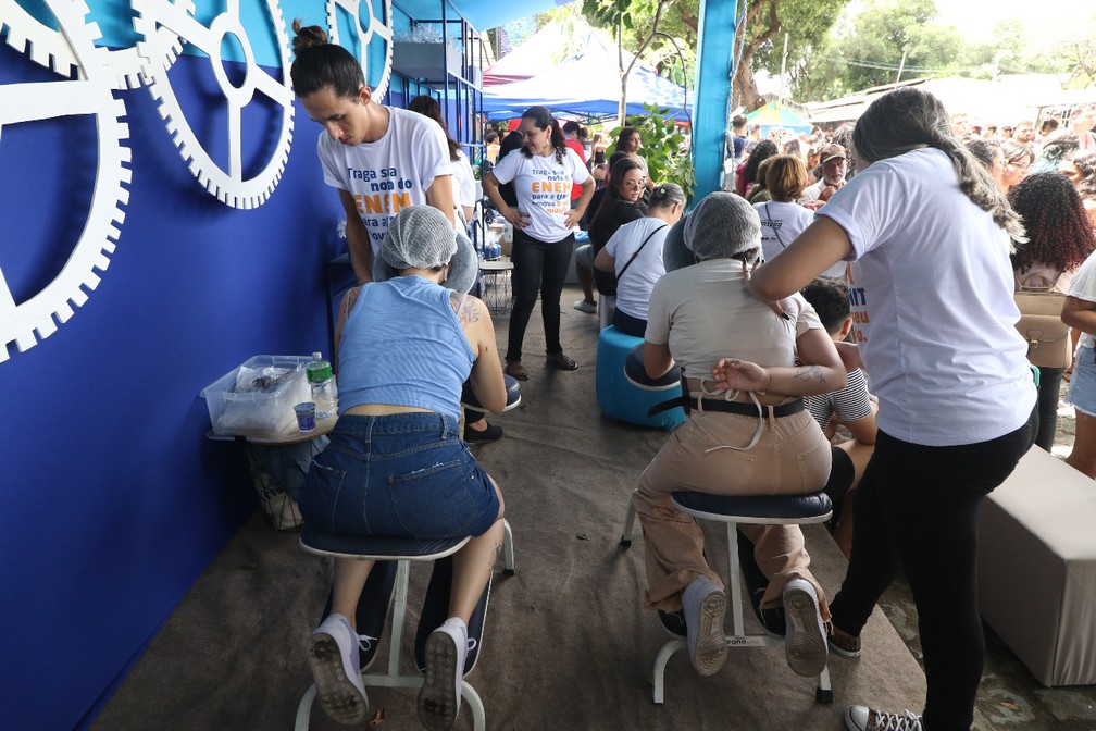 Enem 2022 - Recife - domingo (13): Estudantes recebem massagem para relaxar antes do início do primeiro dia de provas — Foto: Marlon Costa/Pernambuco Press