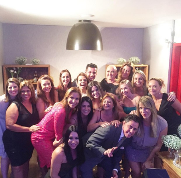 Ivete Sangalo e os noivos com amigos e familiares (Foto: Reprodução/Instagram)