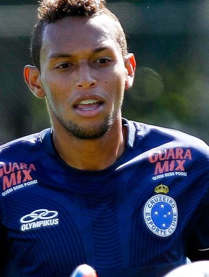 À espera de aval do Cruzeiro, Ponte encaminha lateral-esquerdo Gilson