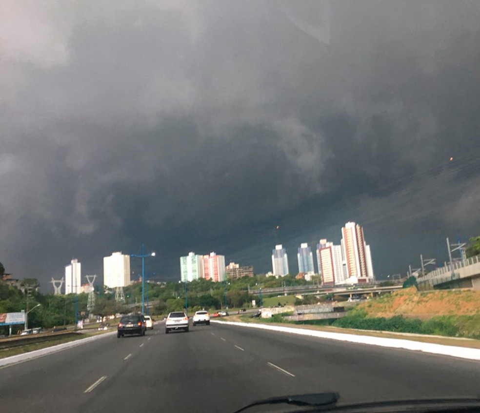 Tempo fechou em Salvador no final da tarde deste sábado (Foto: Rafaela Ribeiro/G1)