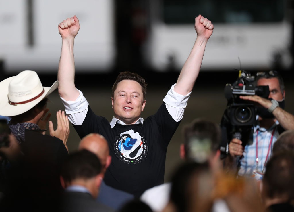 CAPE CANAVERAL, FLORIDA - MAY 30: Spacex founder Elon Musk celebrates after the successful launch of the SpaceX Falcon 9 rocket with the manned Crew Dragon spacecraft at the Kennedy Space Center on May 30, 2020 in Cape Canaveral, Florida. Earlier in the d (Foto: Getty Images)