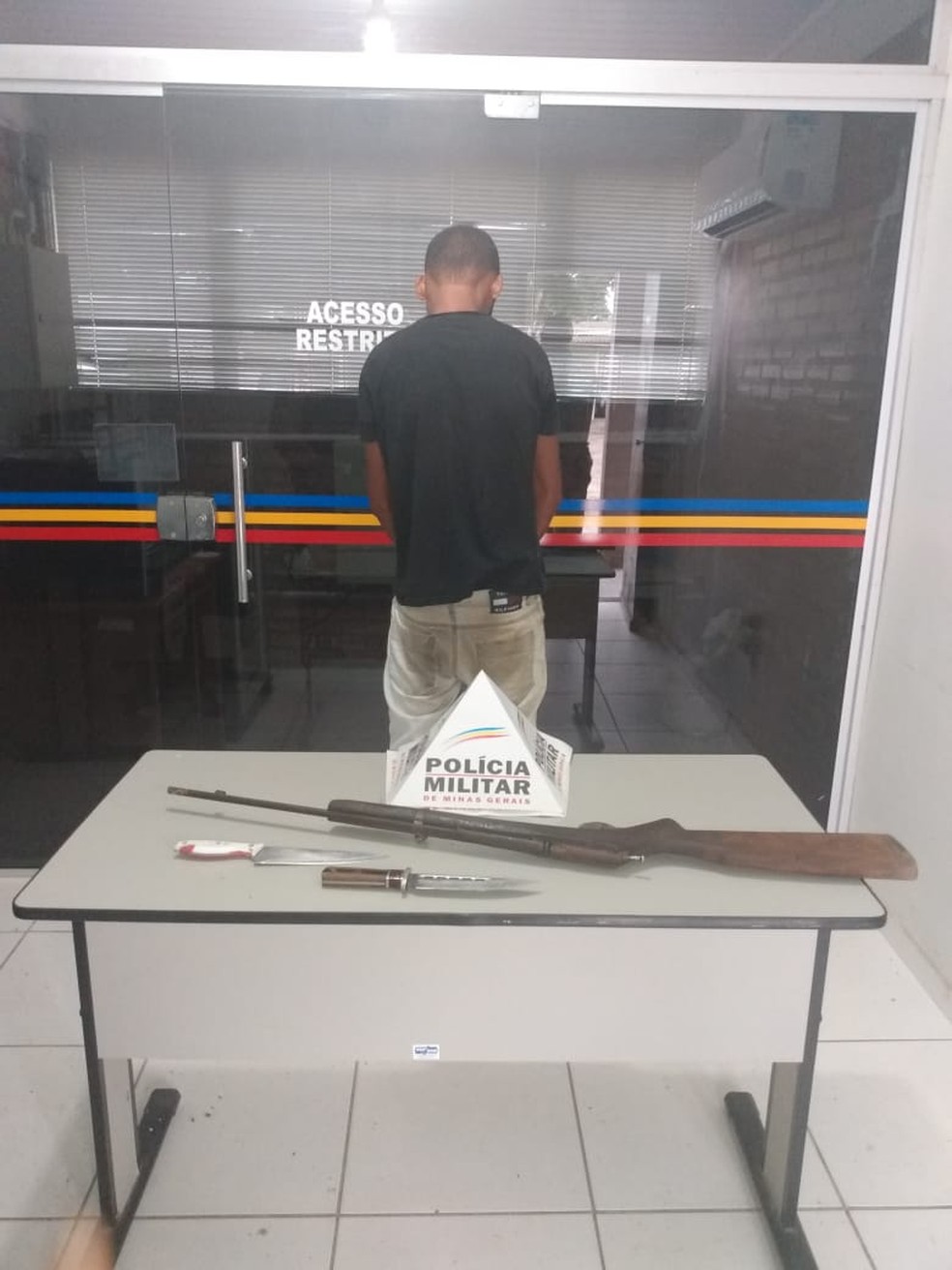 Homem e armas apreendidas pela PM — Foto: Polícia Militar / Divulgação