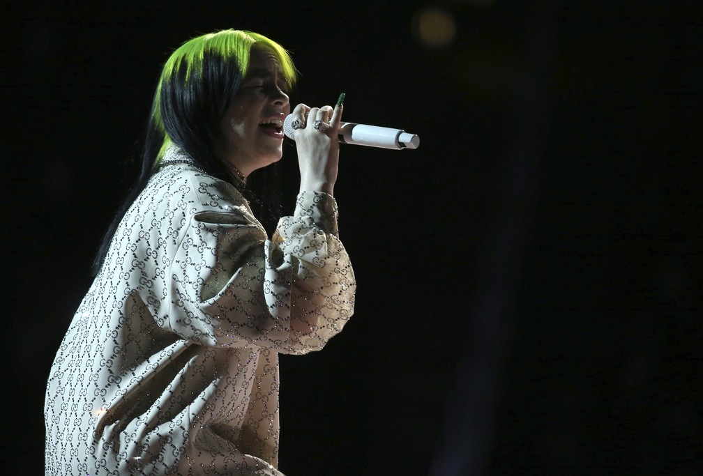 Billie Eilish canta no Grammy 2020 — Foto: Matt Sayles/Invision/AP